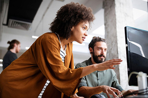 An entrepreneur works with her staff on bookkeeping