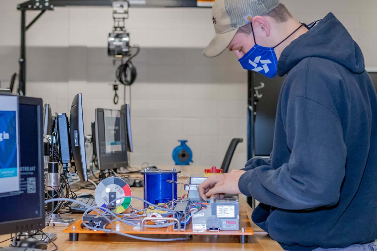 A student learns about Electrical Technology at the Marinette campus